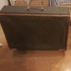 AUTHENTIC LOUIS VUITTON. LARGE SUITCASE